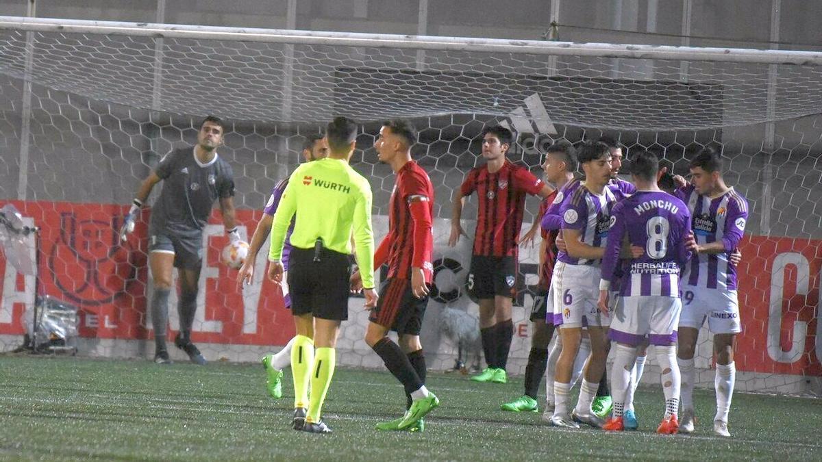 Los futbolistas del Valladolid celebran uno de los cinco goles anotados ante el Arenas, para lamento de los jugadores del conjunto vizcaino. |