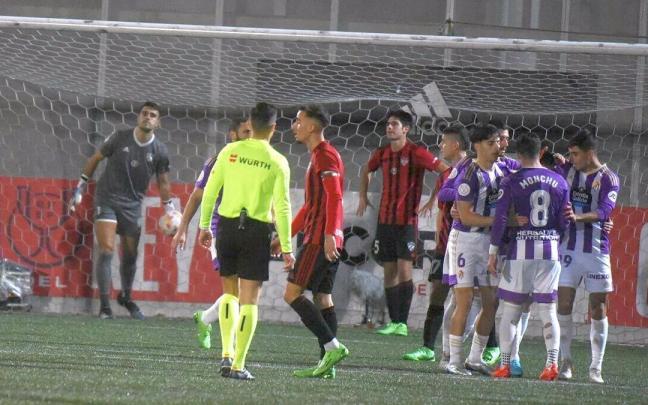 Los futbolistas del Valladolid celebran uno de los cinco goles anotados ante el Arenas, para lamento de los jugadores del conjunto vizcaino. | Los futbolistas del Valladolid celebran uno de los cinco goles anotados ante el Arenas, para lamento de los jugadores del conjunto vizcaino. |