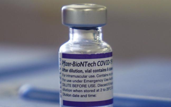 Vial de una vacuna de Pfizer. Vial de una vacuna de Pfizer.