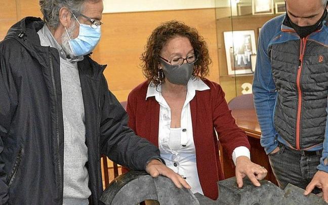 La escultura ‘Araba’, de Nestor Basterretxea, al ser recuperada tras años desaparecida. La escultura ‘Araba’, de Nestor Basterretxea, al ser recuperada tras años desaparecida.