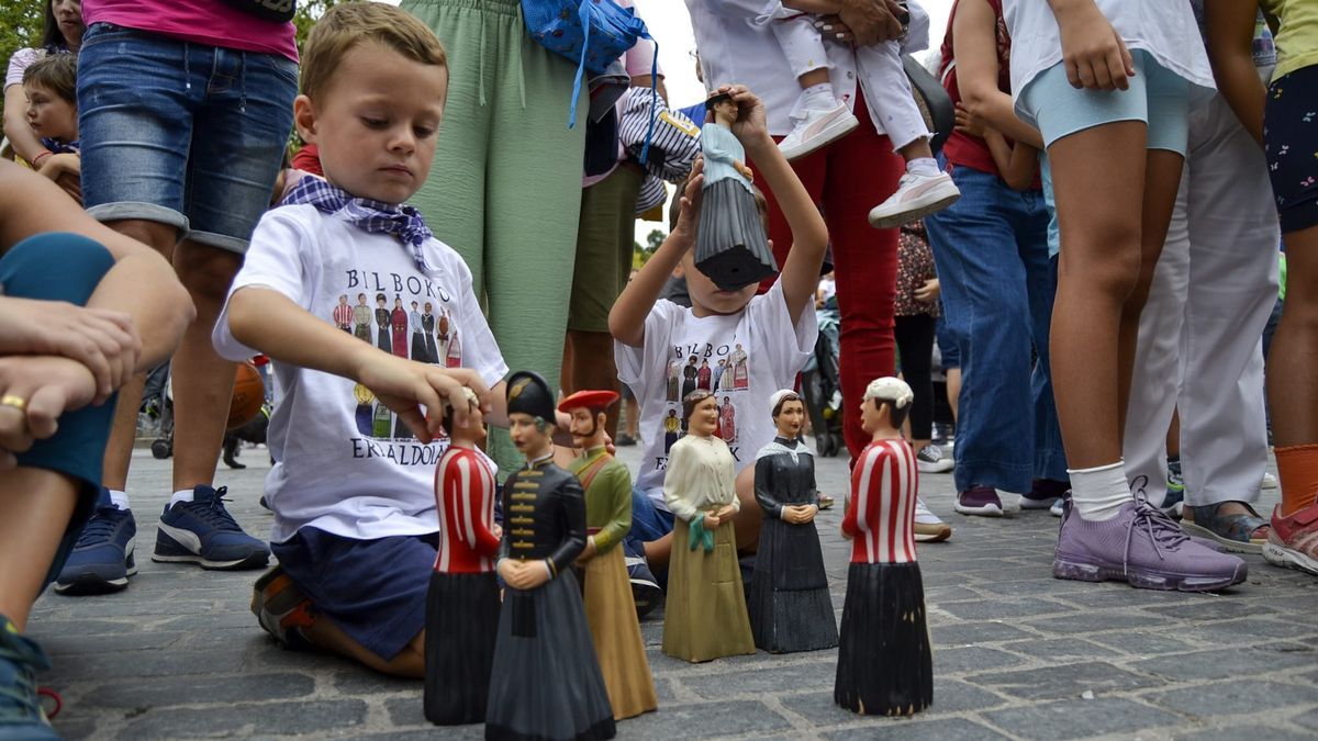 Niños jugando con los muñecos de los gigantes