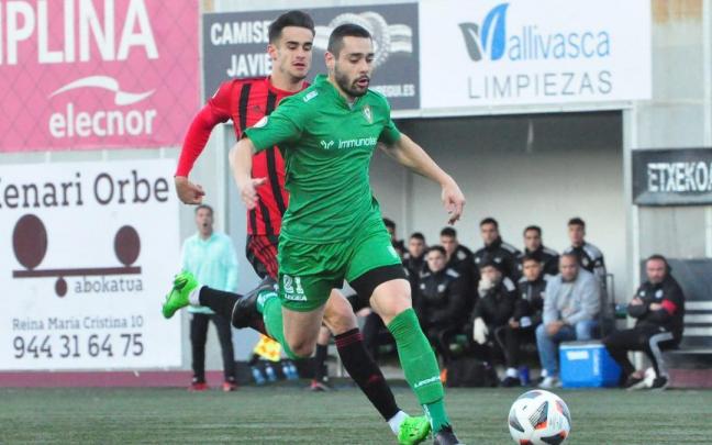 Jon Vega gana un duelo a un jugador del Arenas en el derbi de Gobela Jon Vega gana un duelo a un jugador del Arenas en el derbi de Gobela