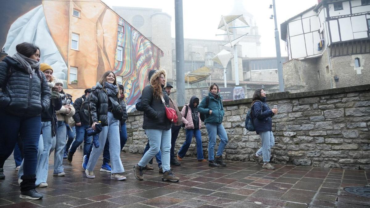 Jóvenes de la diáspora vasca conocen Gasteiz.