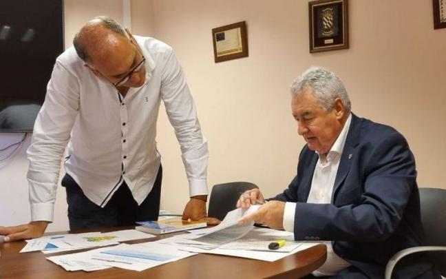 El viceconsejero de Seguridad., Rodrigo Gartzia, firma el secreto que activa la fase de Emergencias del Plan Especial de Emergencias del Riesgo de Incendios Forestales.