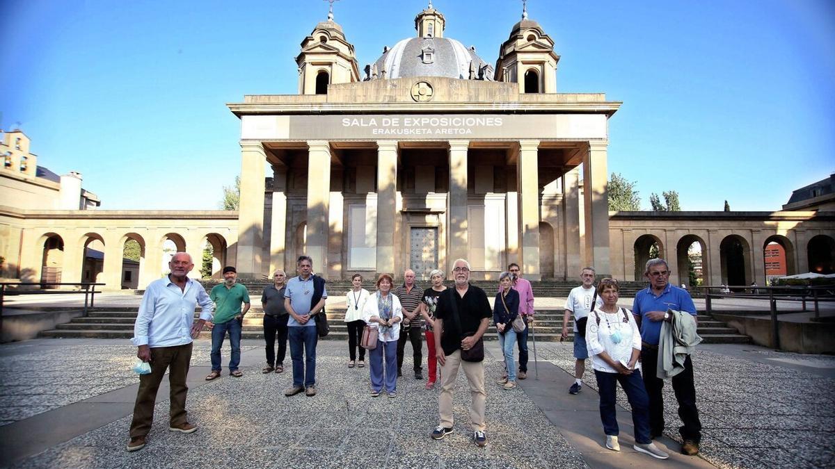 Representantes de varias asociaciones de memoria histórica, frente al Monumento a los Caídos.