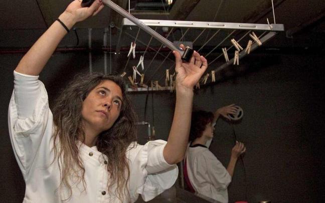 Nahikari Mora y Clara S&aacute;nchez-Dehesa trabajando en la sede de Haz