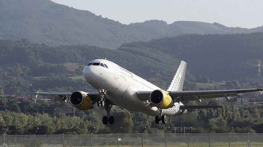 Un avión de Vueling opera en el aeropuerto de Hondarribia.