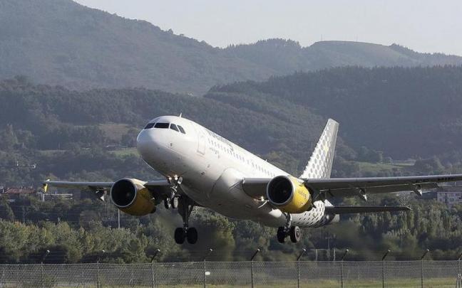 Un avión de Vueling opera en el aeropuerto de Hondarribia. Un avión de Vueling opera en el aeropuerto de Hondarribia.
