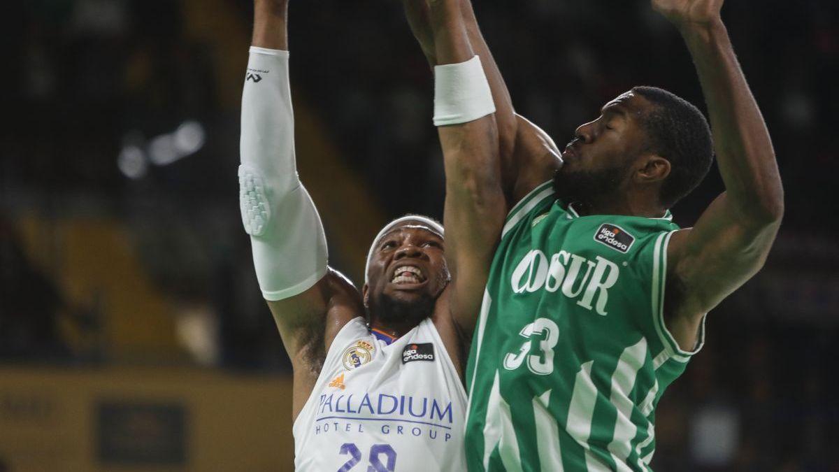 Yabusele intenta anotar ante la intimidaci&oacute;n de Johnson durante un duelo entre Madrid y Betis del pasado curso