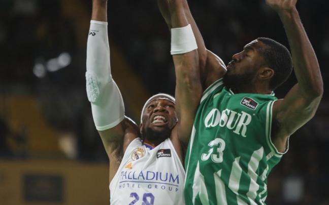 Yabusele intenta anotar ante la intimidaci&oacute;n de Johnson durante un duelo entre Madrid y Betis del pasado curso