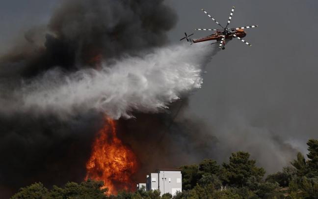 Labores de extinción en Atenas. Labores de extinción en Atenas.