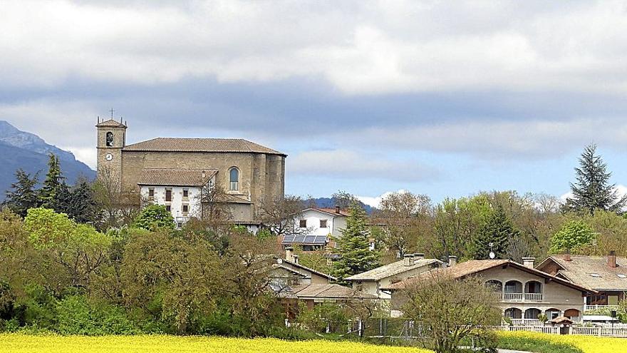 Campos de colza alrededor de la localidad de Apodaka.
