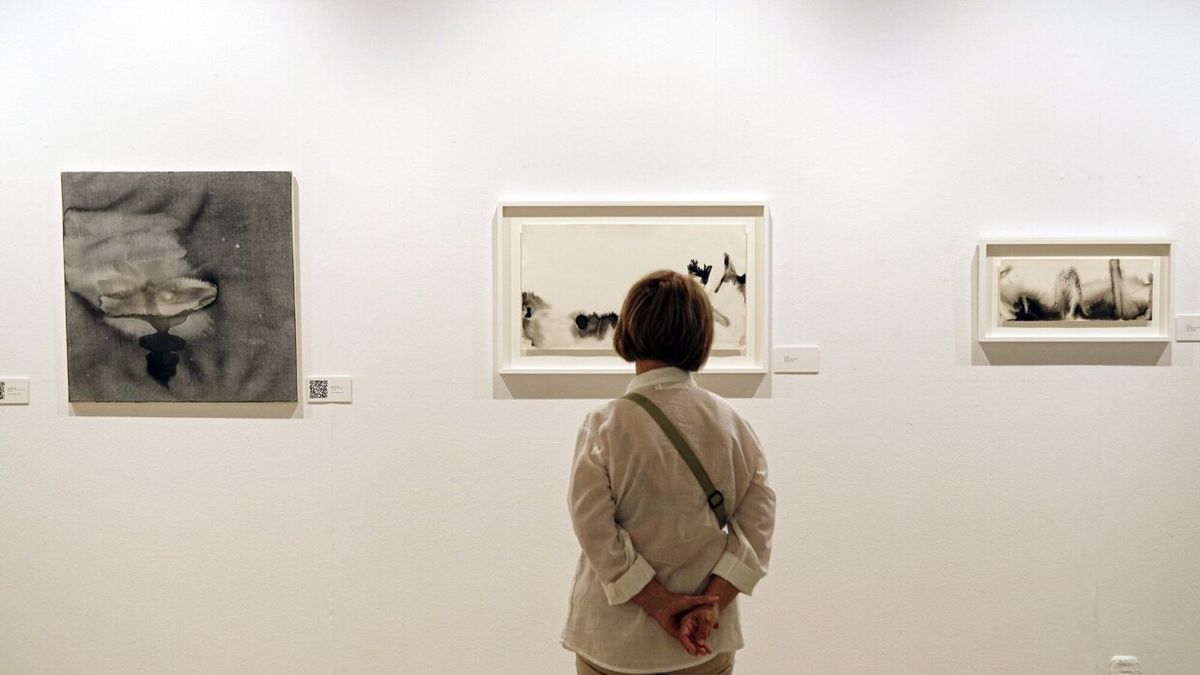 Una mujer observando parte de la exposición física de la artista.