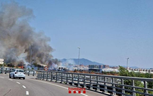 Imagen del humo consecuencia del incendio en el aeropuerto de Sabadell Imagen del humo consecuencia del incendio en el aeropuerto de Sabadell