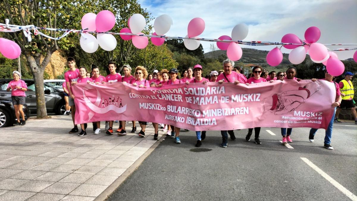 La marea rosa contra el cáncer de mama inunda Muskiz de solidaridad