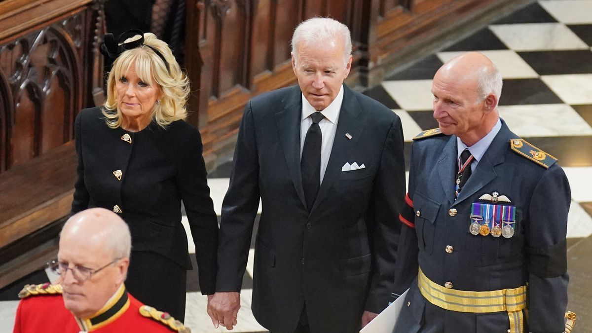 Joe Biden y su esposa Jill en el funeral de Isabel II.