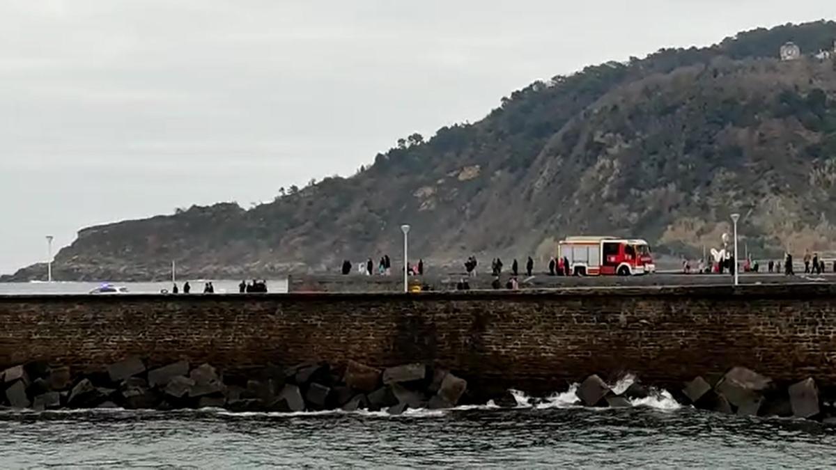 Dos surfistas en apuros en la playa de la Zurriola