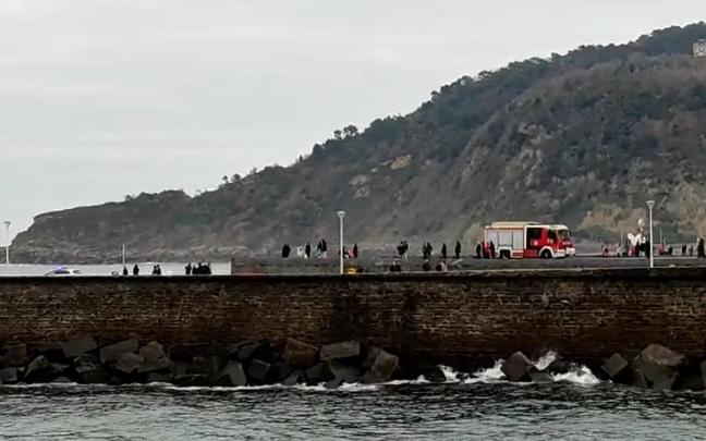 Dos surfistas en apuros en la playa de la Zurriola