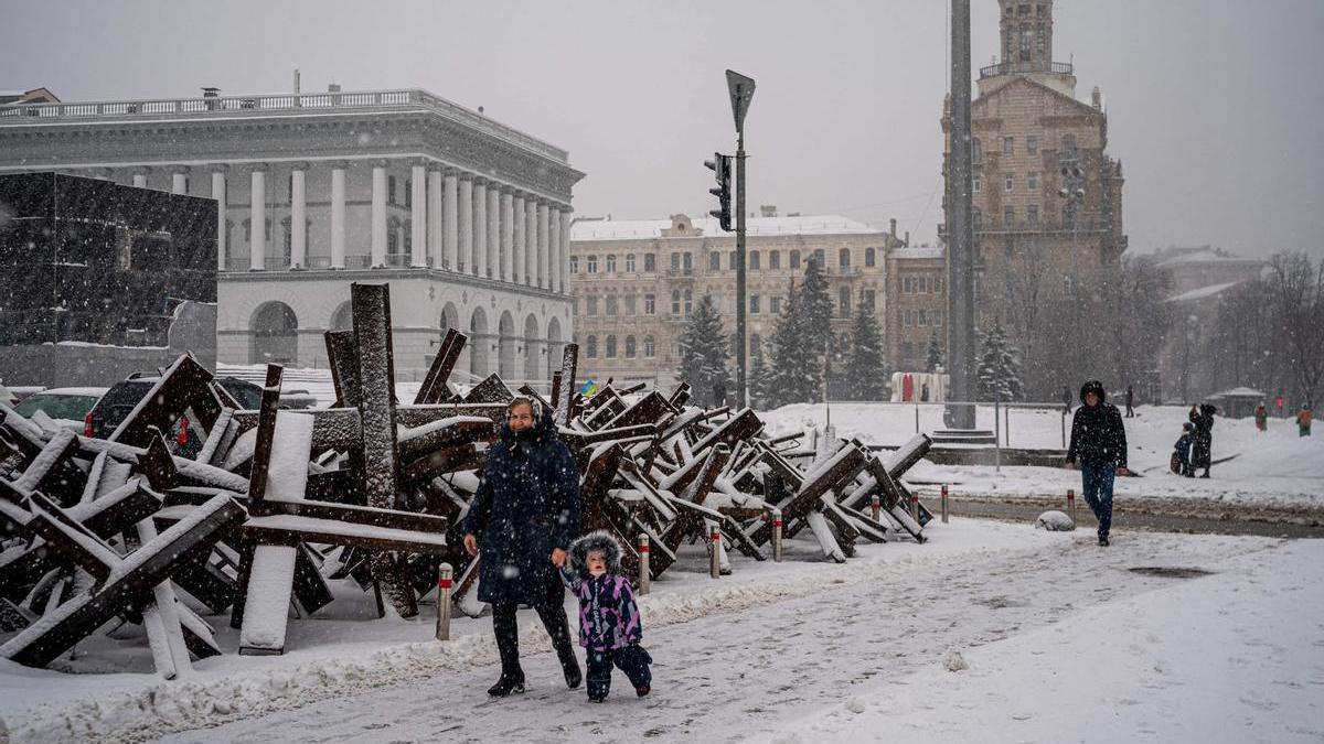Una mujer y un niño pasean por la plaza de la Independencia de Kiev.