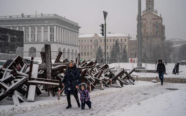 Una mujer y un niño pasean por la plaza de la Independencia de Kiev. Una mujer y un niño pasean por la plaza de la Independencia de Kiev.