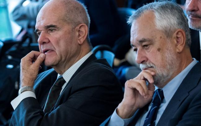 Manuel Chaves y Jos&eacute; Antonio Gri&ntilde;&aacute;n, en la sala de la Audiencia de Sevilla donde tuvo lugar el juicio a finales de 2018.
