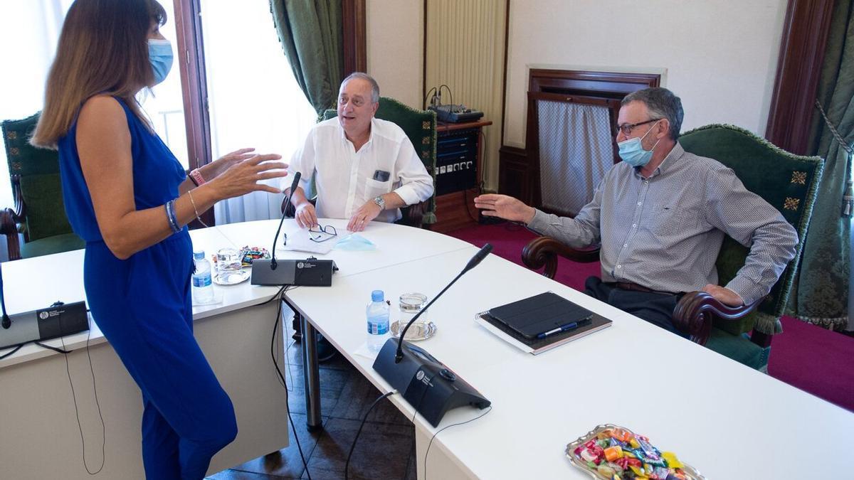 La concejala socialista Maite Esporrín charla con los ediles de Geroa Bai, Javier Leoz y Patxi Leuza.