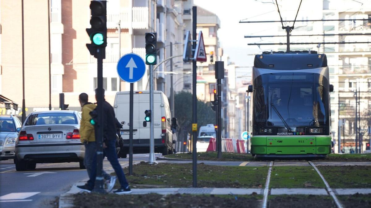 El tranvía recorre sus primeros metros por Salburua