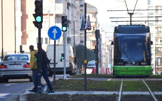 El tranv&iacute;a recorre sus primeros metros por Salburua