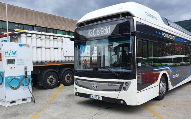 Unidad propulsada por hidrógeno junto al surtidor portátil para completar los test de repostaje de los autobuses.