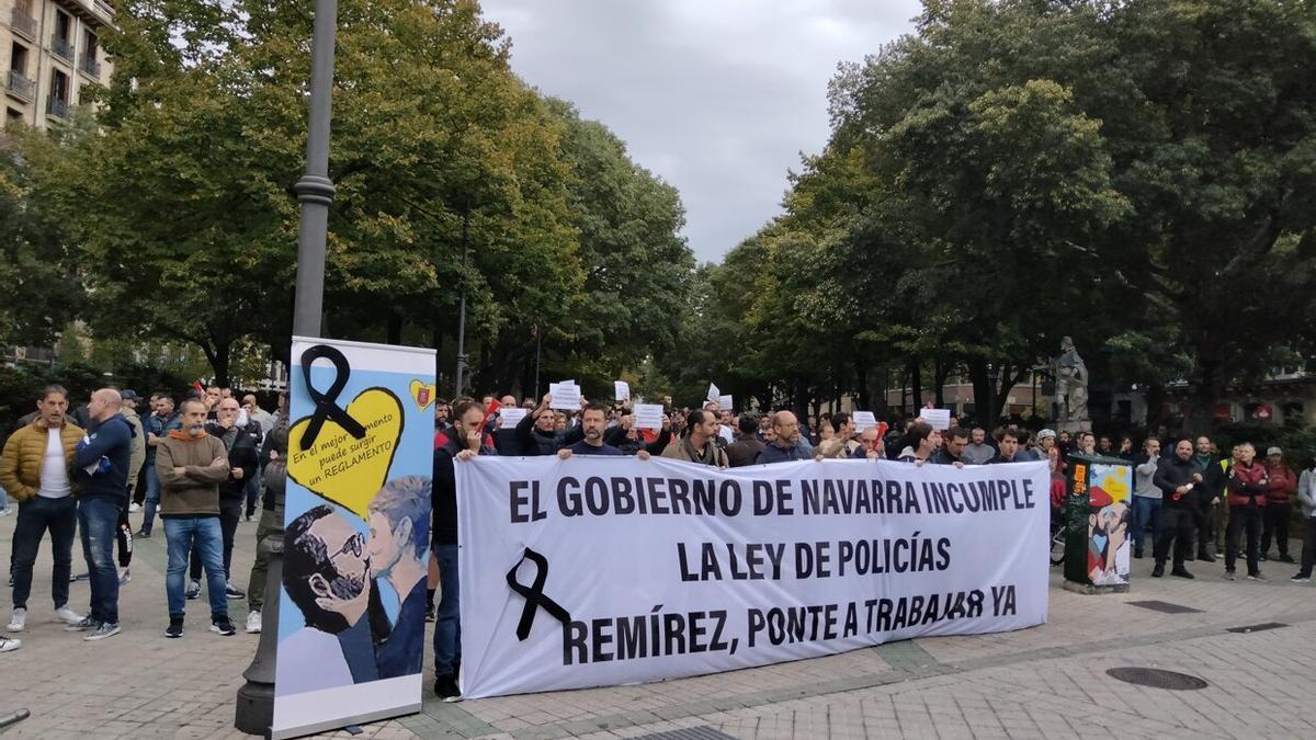 Concentración de policías forales para reclamar la reglamentació