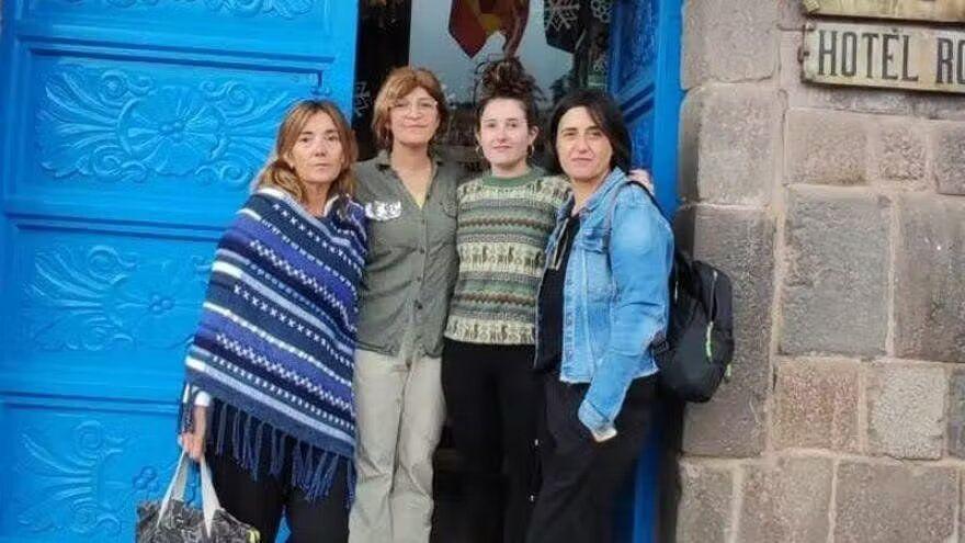 Olga Ansoáin, Saioa Arizaleta, Begoña Fernández y Estefanía Beunza, en la puerta del hotel de Cuzco.