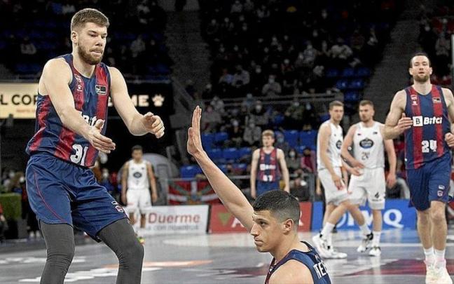 Giedraitis se acerca a ayudar a Fontecchio durante un partido de la pasada temporada.