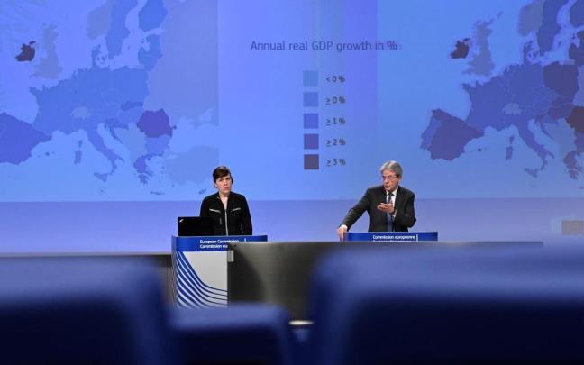El comisario europeo de Economía, Paolo Gentiloni, durante la rueda de prensa en la que ha dado a conocer las previsiones de invierno para la UE y la zona euro.