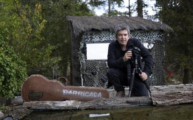 Alfredo Piedrafita, con los instrumentos del ruido y el silencio, guitarra y cámara de fotos, en su ‘estudio’ del pueblo viejo de Berriozar. Un hide con espejo espía frente a un estanque al que acuden los bichos a refrescarse. Alfredo Piedrafita, con los instrumentos del ruido y el silencio, guitarra y cámara de fotos, en su ‘estudio’ del pueblo viejo de Berriozar. Un hide con espejo espía frente a un estanque al que acuden los bichos a refrescarse.