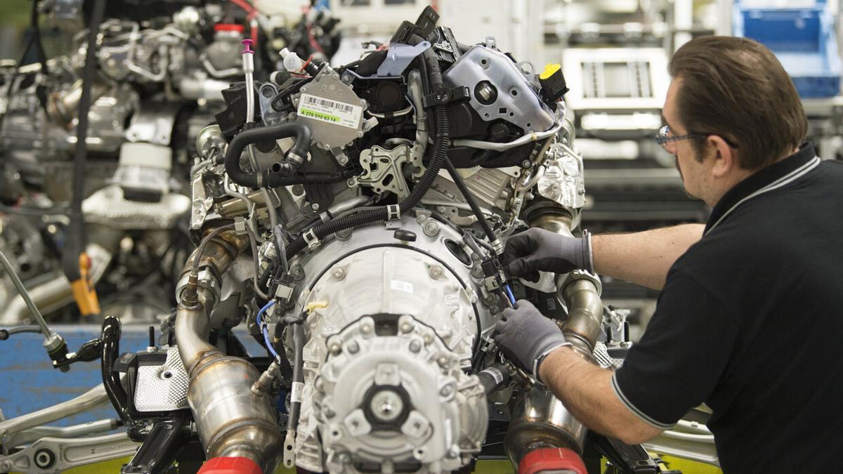 Un trabajador en la planta de Mercedes-Benz en Alemania