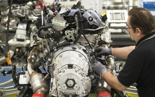 Un trabajador en la planta de Mercedes-Benz en Alemania