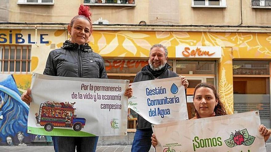 Yudy Cano, Javier Márquez y Claudia Montoya frente a la sede de Setem Hego Haizea en la capital alavesa. Los tres han venido de Colombia para compartir la experiencia de la corporación Penca de Sábila de Medellín, donde fomenta