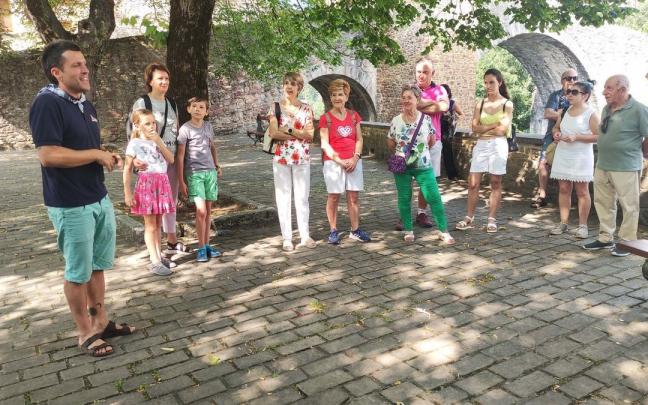 Balmaseda ‘relaja’ la vigilancia en el interior del emblemático Puente Viejo