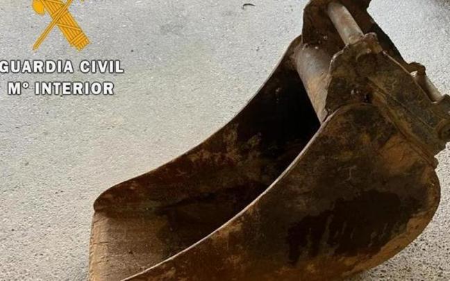El cazo de excavadora que fue sustraído de las obras del TAV.