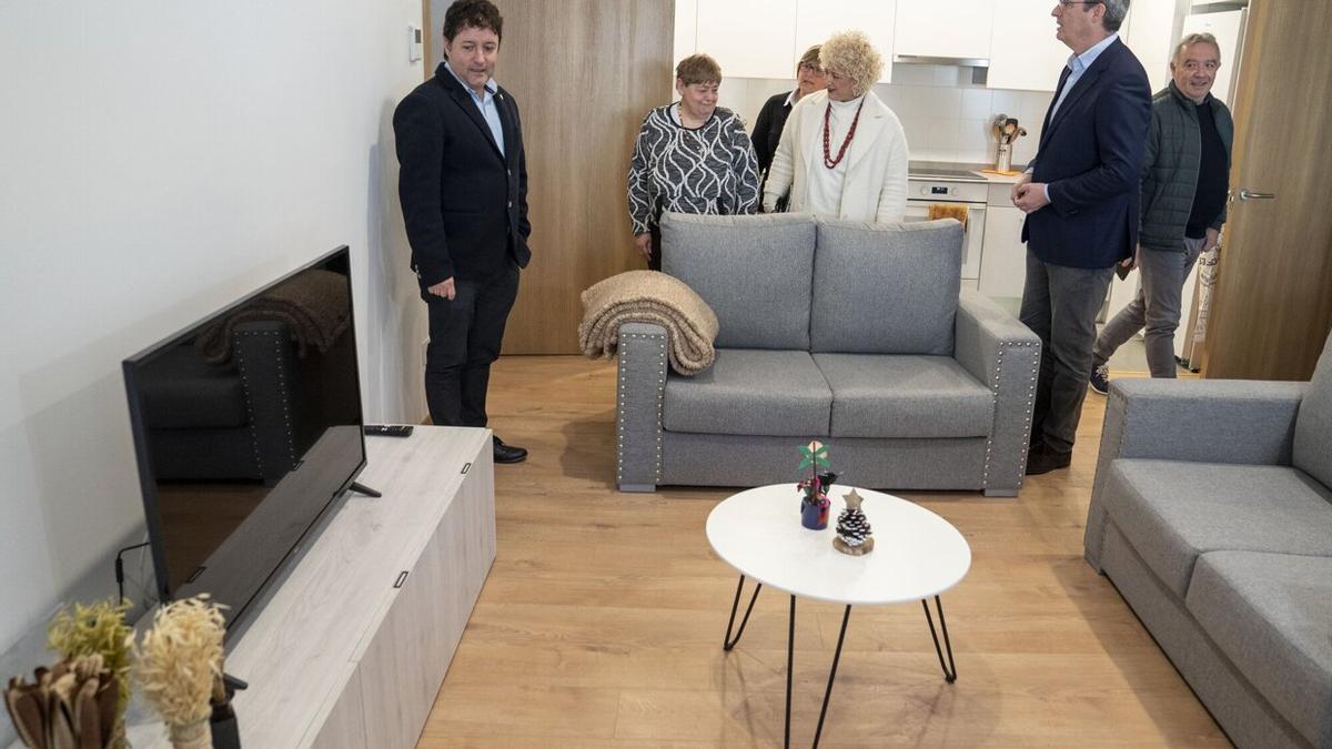 Xabier Txurruka, Maite Peña y Markel Olano, en la vivienda con apoyos que forma parte del nuevo 'garagune' de Zarautz, junto a una de las habitantes de la misma.