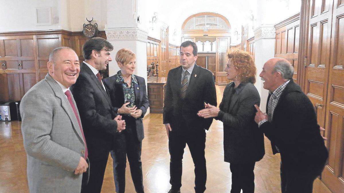 Representantes de las cooperativas hablan con Arantxa Tapia y Miguel Irujo.