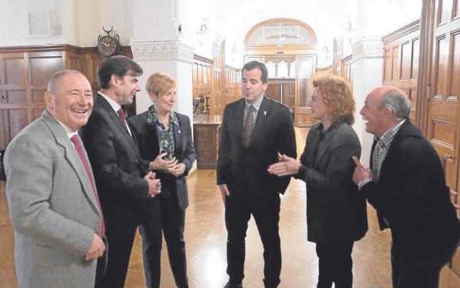 Representantes de las cooperativas hablan con Arantxa Tapia y Miguel Irujo. Representantes de las cooperativas hablan con Arantxa Tapia y Miguel Irujo.