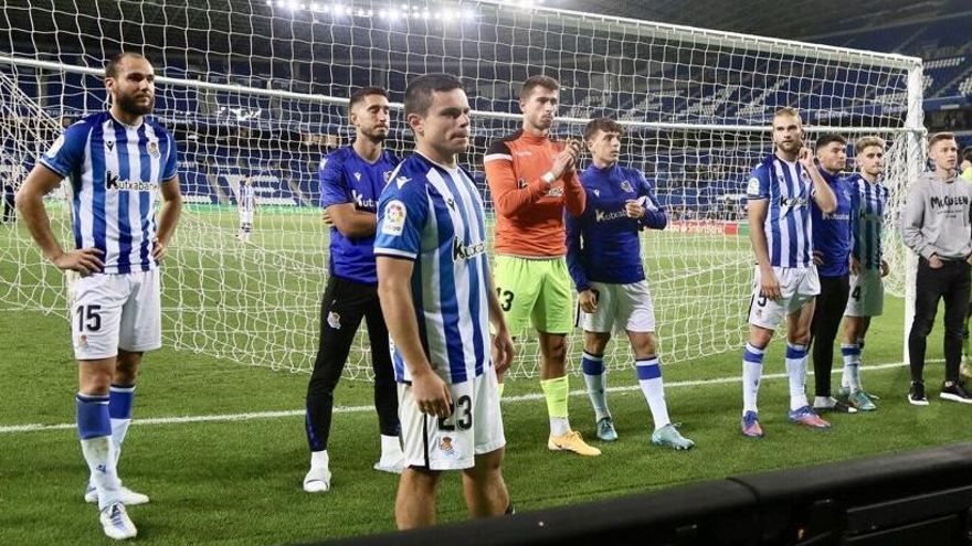 Los jugadores del Sanse agradecen el apoyo de la afición en el último partido de la temporada en Anoeta.