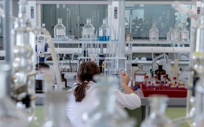 Una investigadora, en un laboratorio. Una investigadora, en un laboratorio.