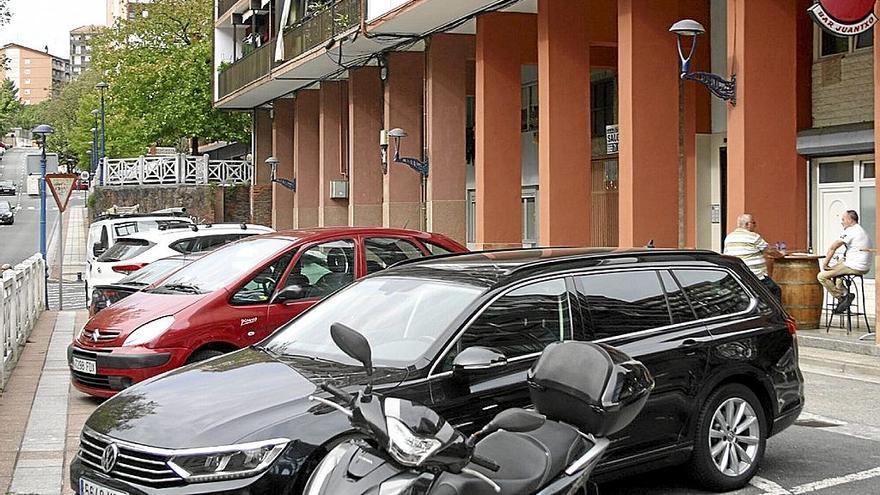 Esta zona de aparcamiento se convertirá en una plaza con jardines para la estancia y el esparcimiento.