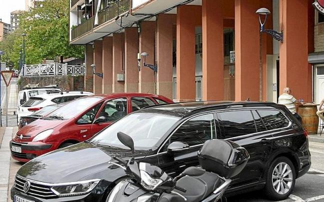 Esta zona de aparcamiento se convertirá en una plaza con jardines para la estancia y el esparcimiento. Esta zona de aparcamiento se convertirá en una plaza con jardines para la estancia y el esparcimiento.