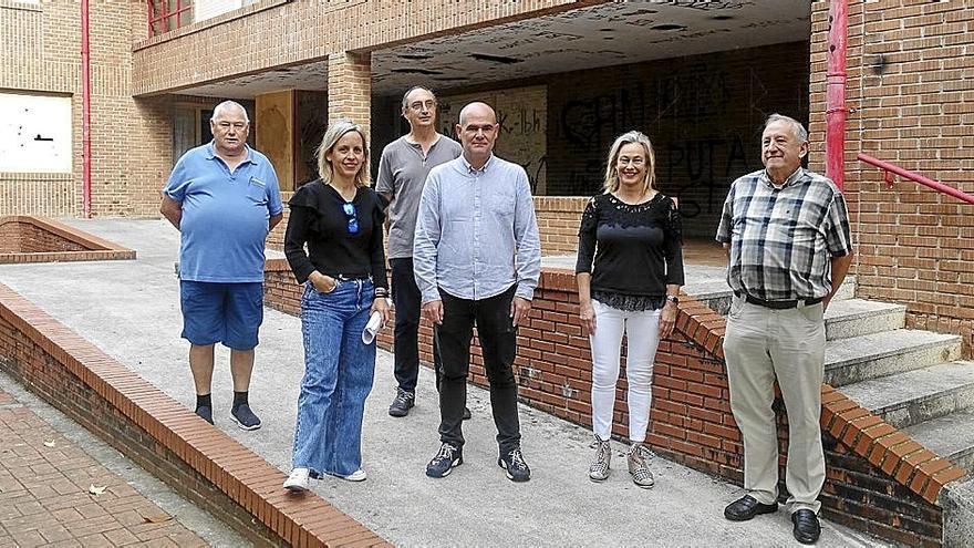 El alcalde, la edil Karmele Uribarri, la técnica Elena Gibello y miembros de la junta directiva de Basotxo, ayer.