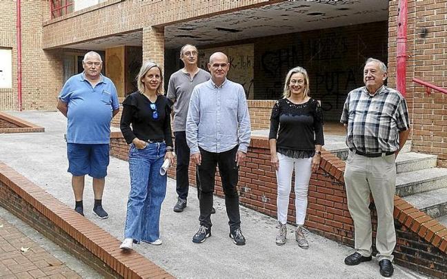 El alcalde, la edil Karmele Uribarri, la técnica Elena Gibello y miembros de la junta directiva de Basotxo, ayer.