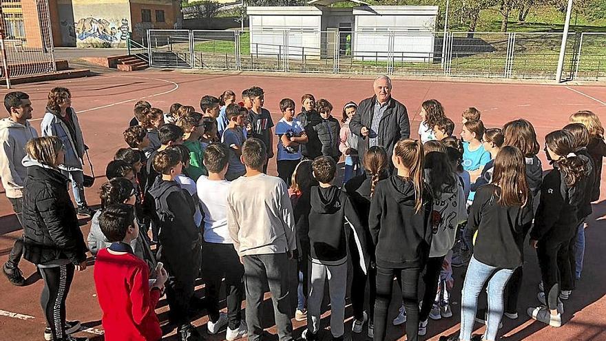 El concejal de Juventud de Laudio, Julián Larisgoitia, en un encuentro con jóvenes del municipio.