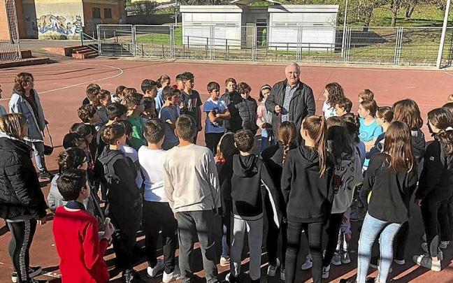El concejal de Juventud de Laudio, Juli&aacute;n Larisgoitia, en un encuentro con j&oacute;venes del municipio.